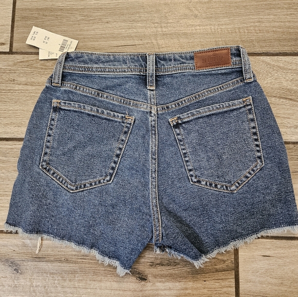 Hollister Curvy High-Rise Mom Short - Picture 3 of 4